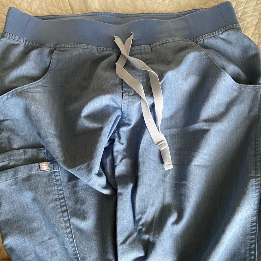 SOLD Figs Denim Kade Cargo Scrub - Picture 3 of 4